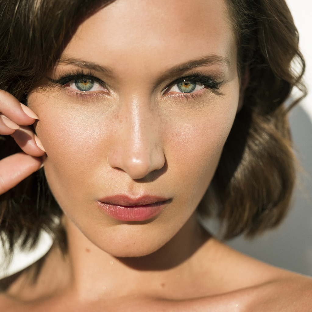 Красивая зеленоглазая девушка модель Белла Хадид