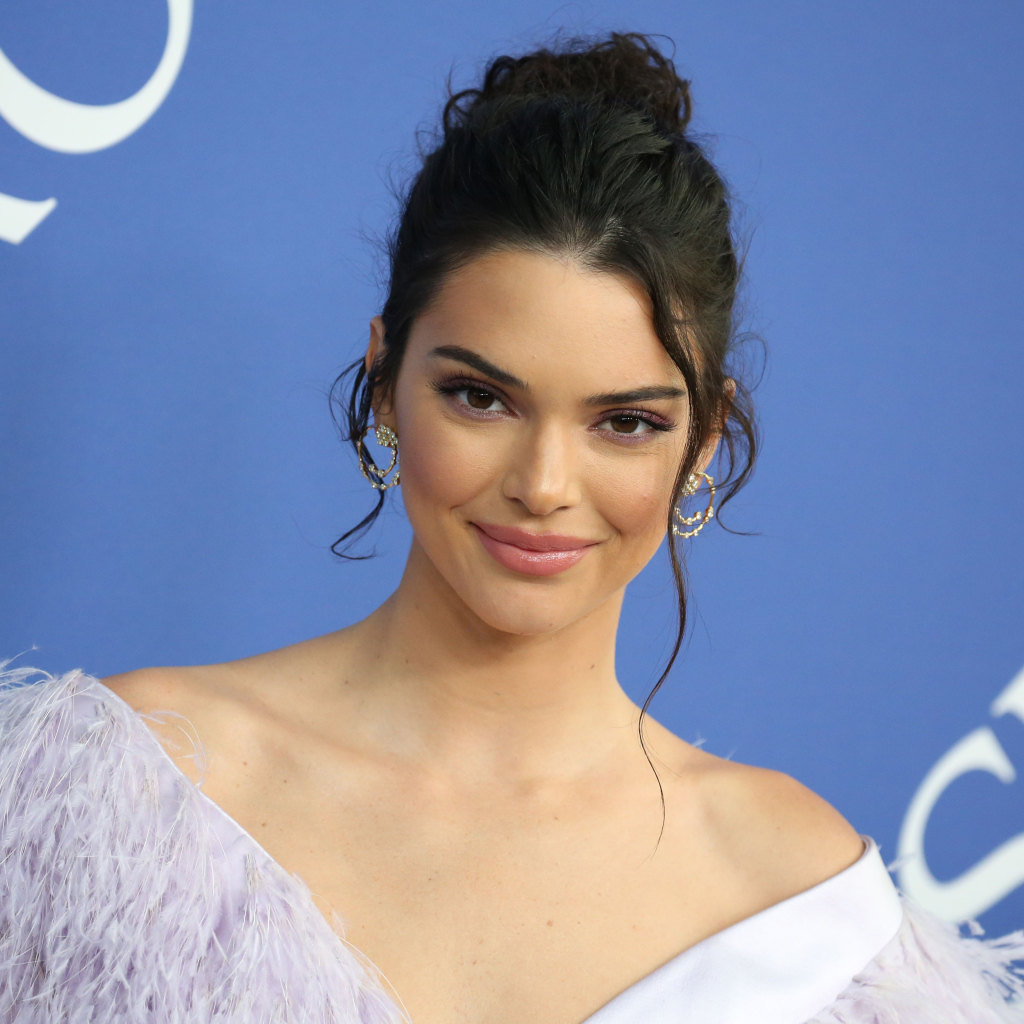 Красивая улыбающаяся модель Кендалл Дженнер 