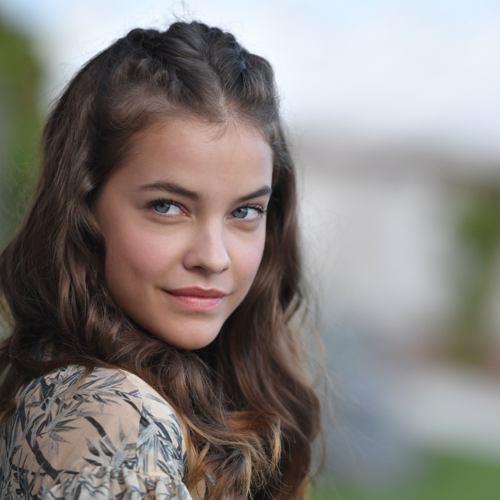 Красивая нежная молодая девушка Барбара Палвин