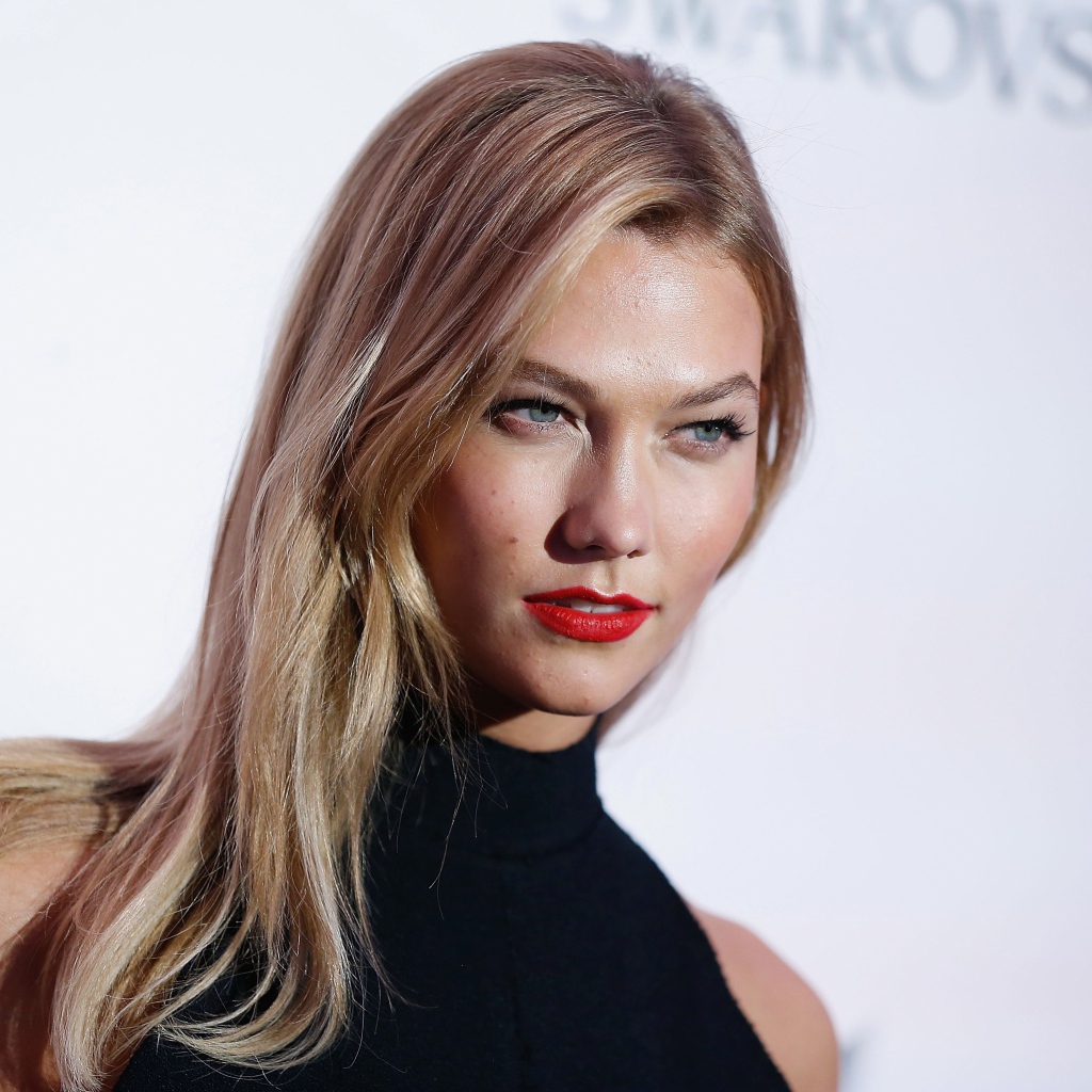 Яркая блондинка, модель Карли Клосс