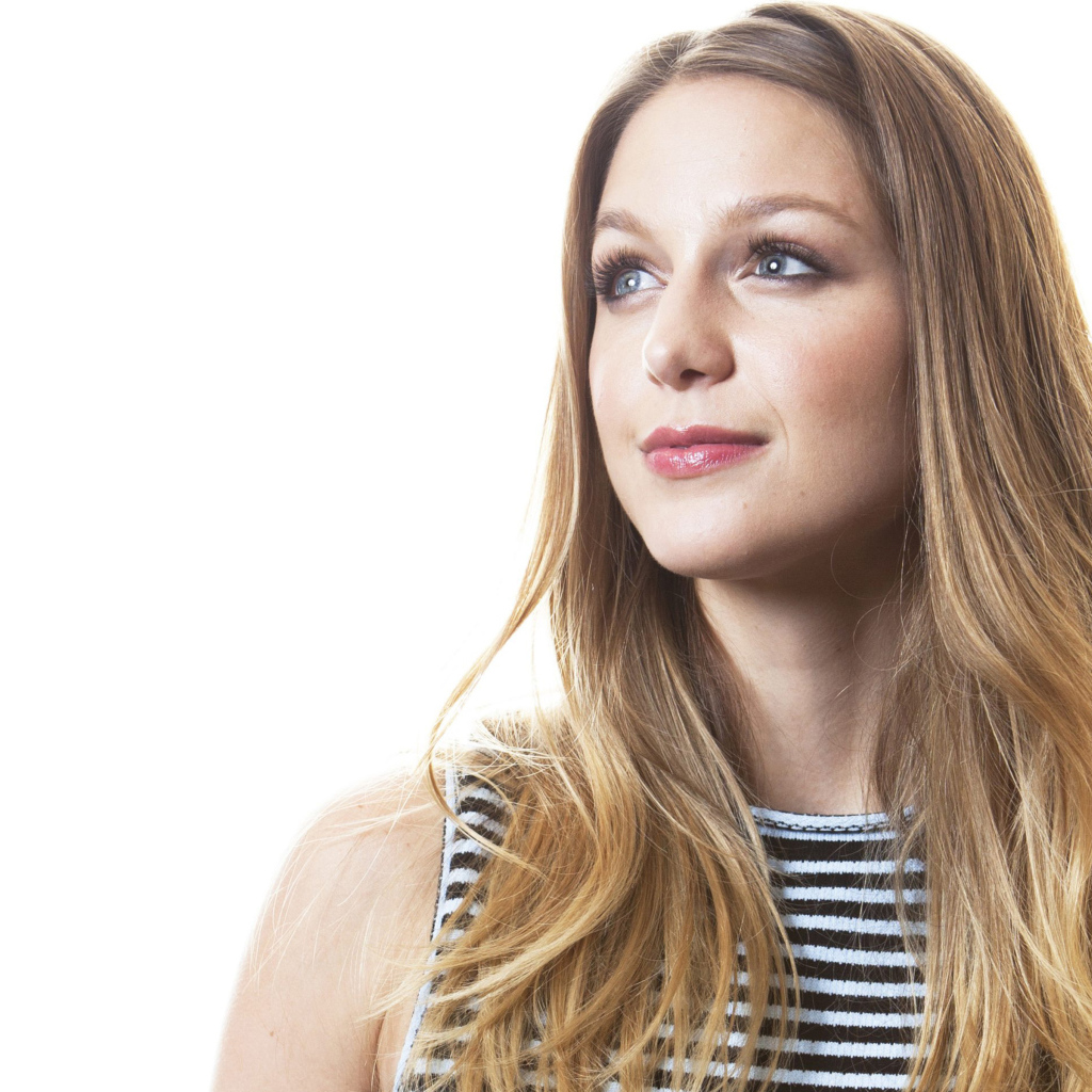 Милая девушка, американская модель Мелисса Бенойст на белом фоне