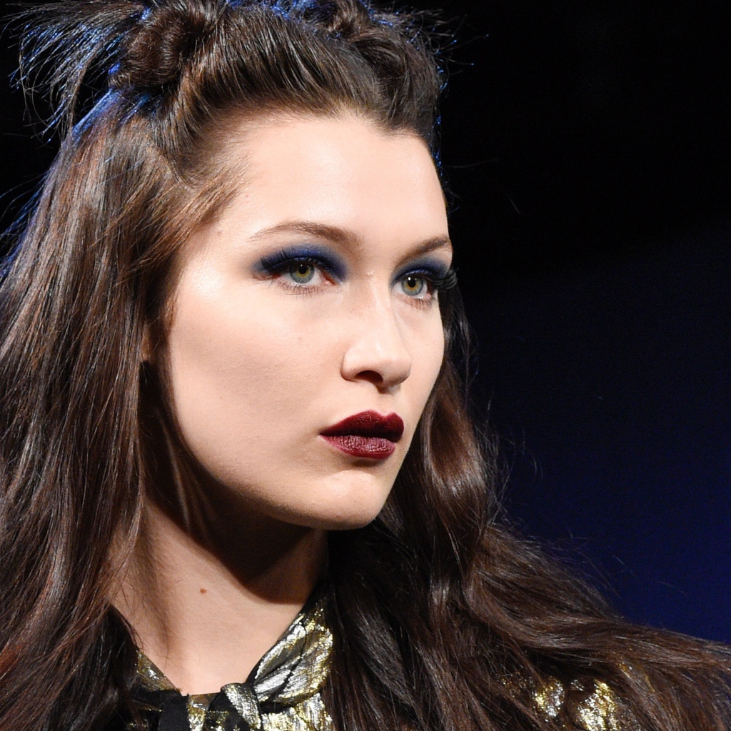 Лицо модели Белла Хадид с ярким макияжем крупным планом