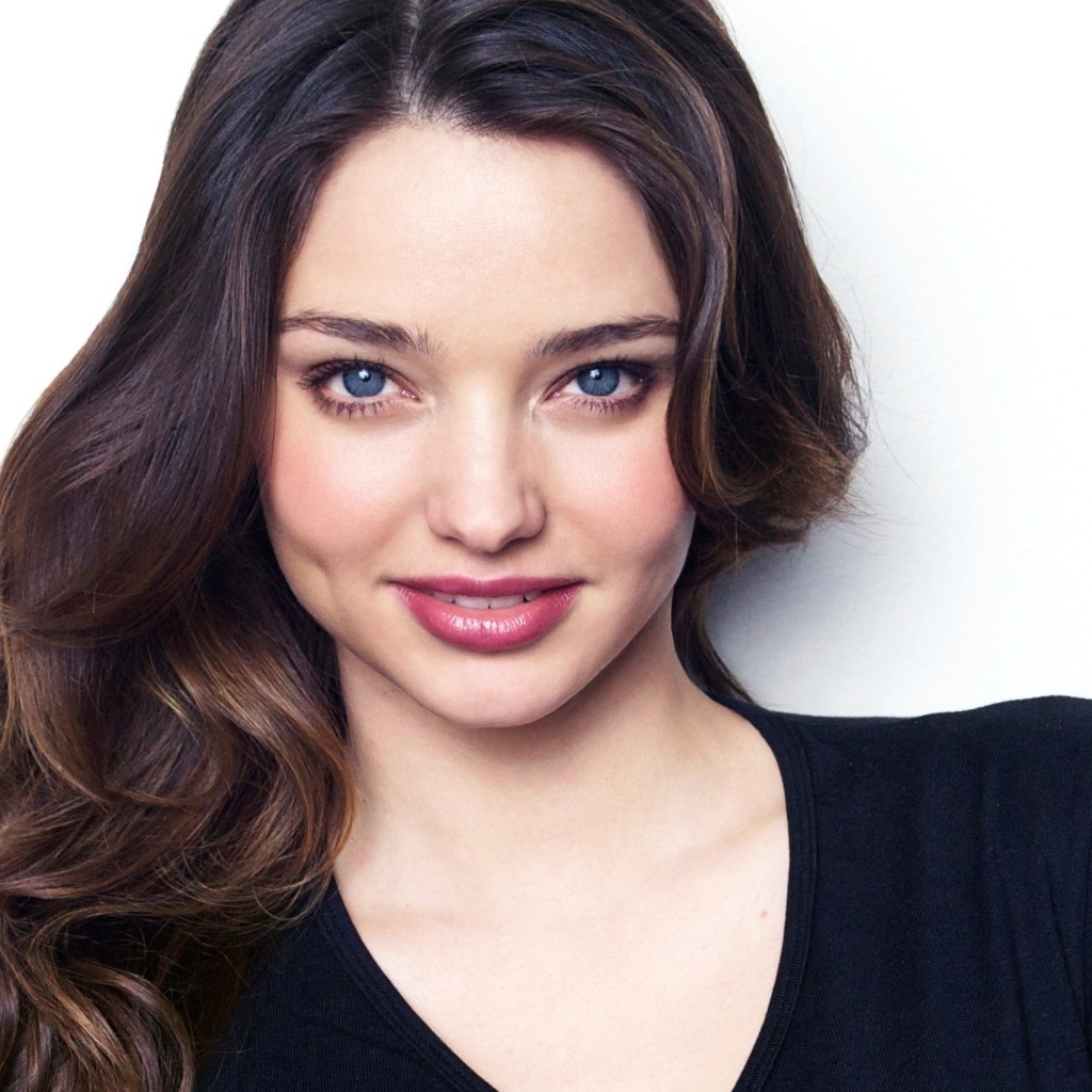 Нежная улыбающаяся голубоглазая девушка, модель Миранда Керр