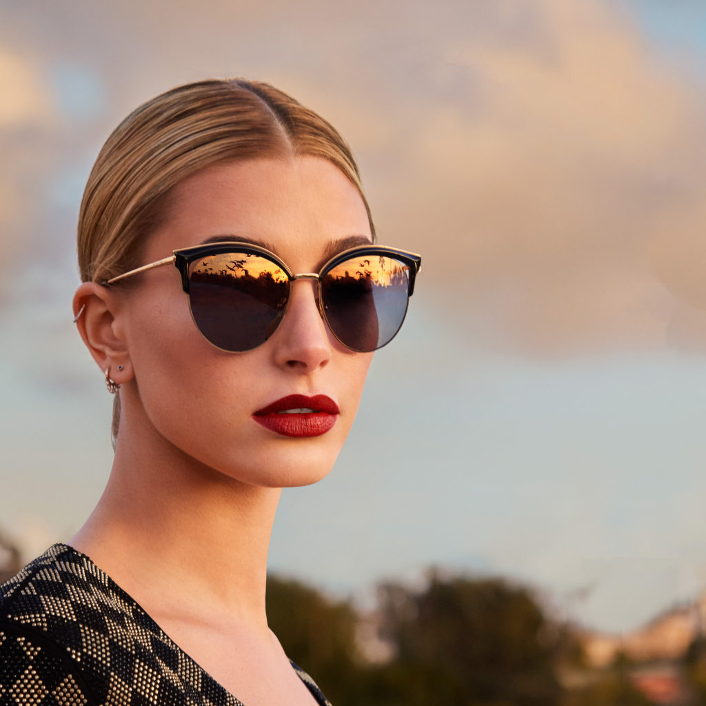 Модель Хейли Болдуин в солнцезащитных очках 