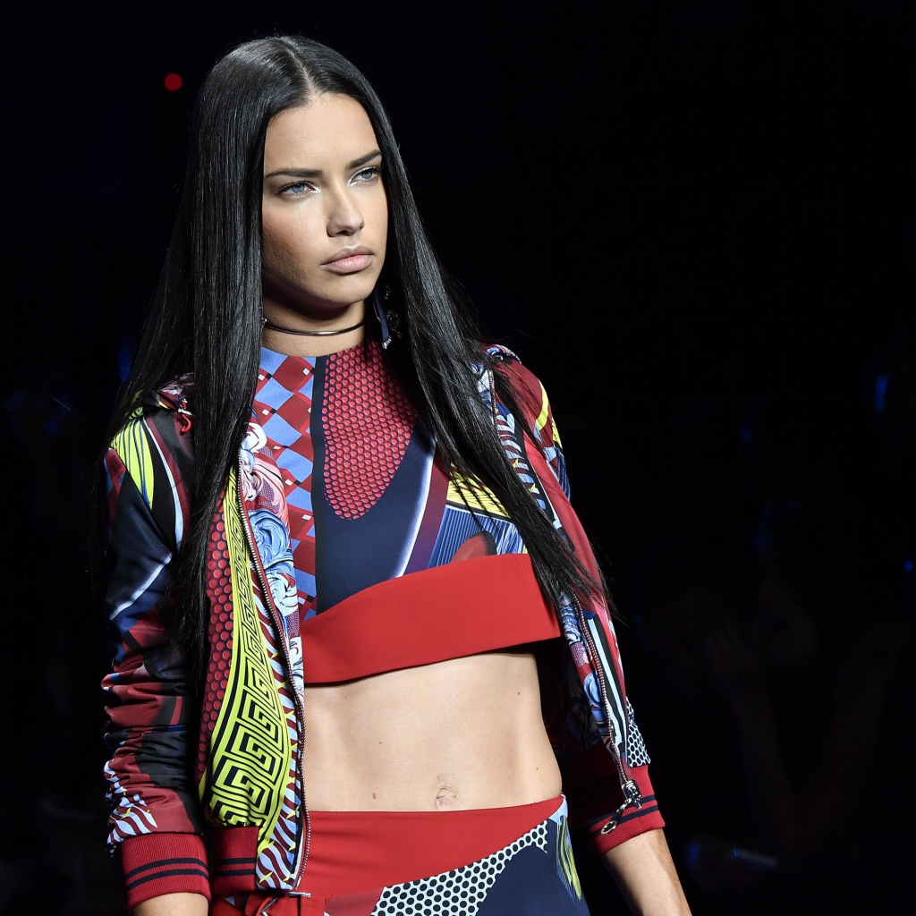 Длинноволосая брюнетка, модель Адриана Лима на подиуме