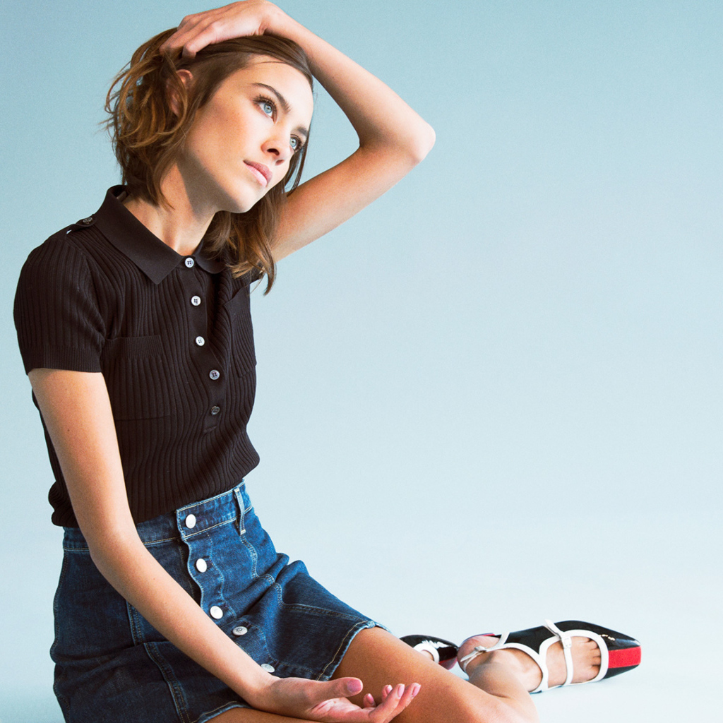 Модель Алекса Чанг сидит на голубом фоне