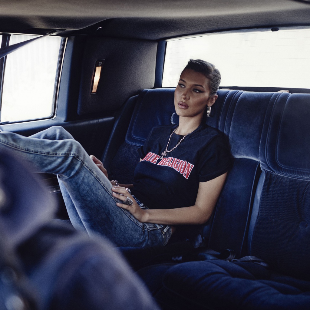 Модель Белла Хадид в джинсах в машине