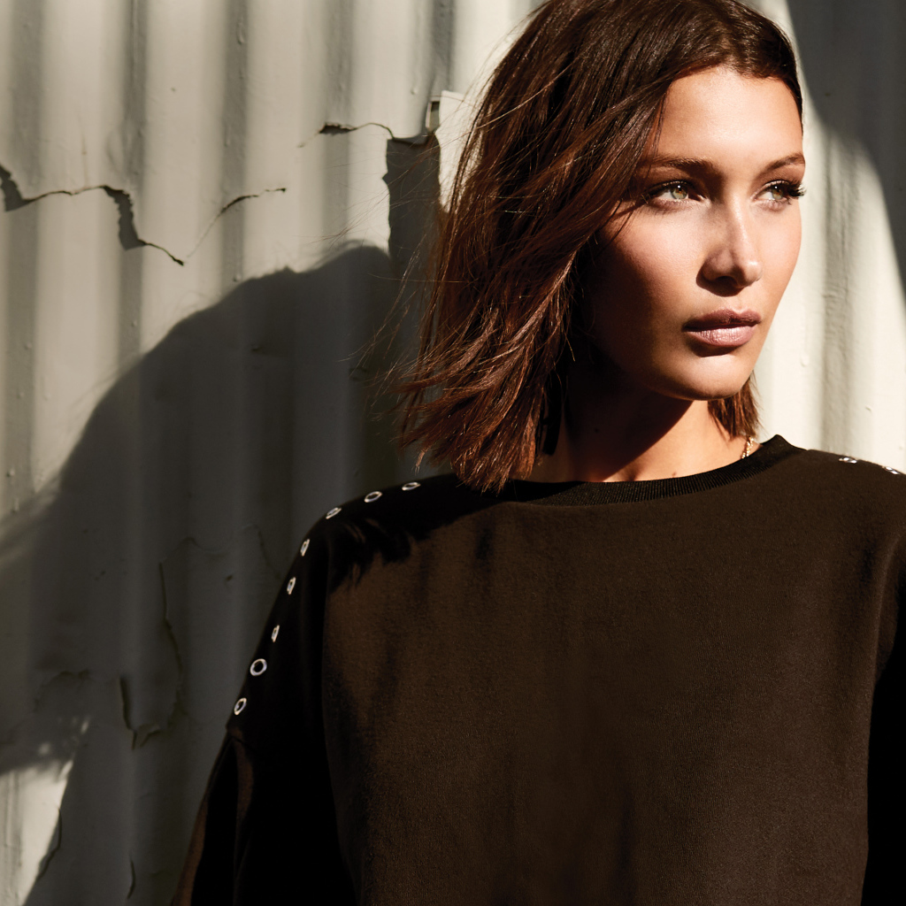 Модель Белла Хадид позирует у стены