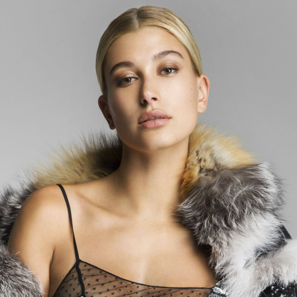 Модель Хейли Болдуин на сером фоне