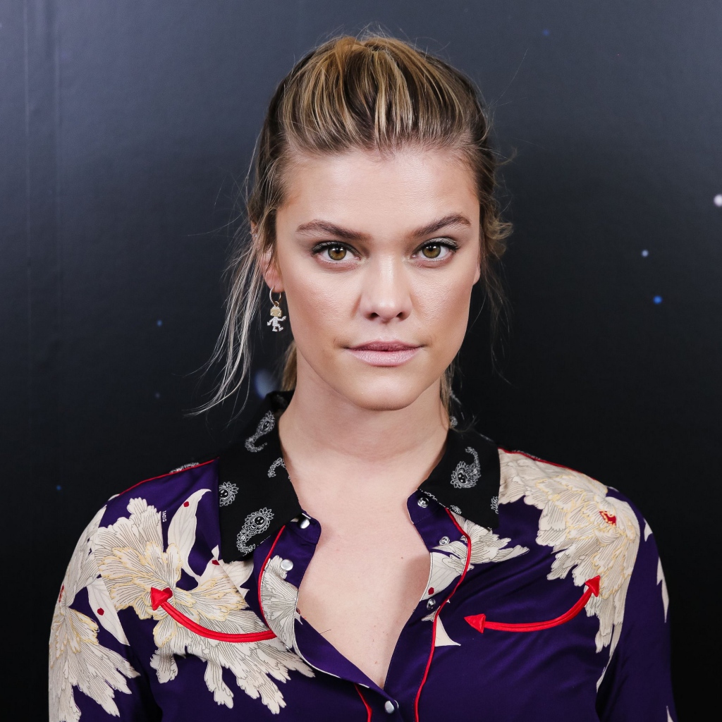 Модель Нина Агдал на черном фоне