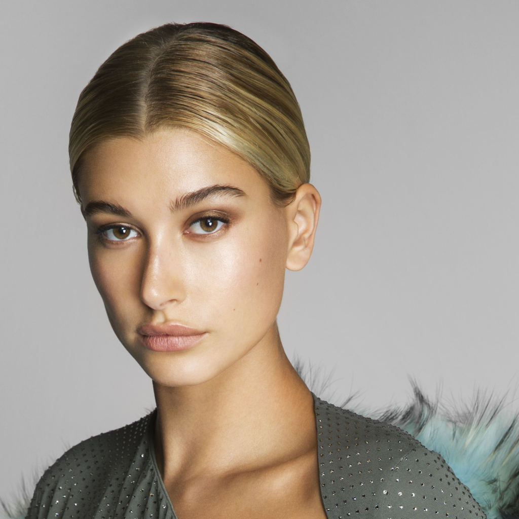 Серьезная блондинка, модель Хейли Болдуин на сером фоне