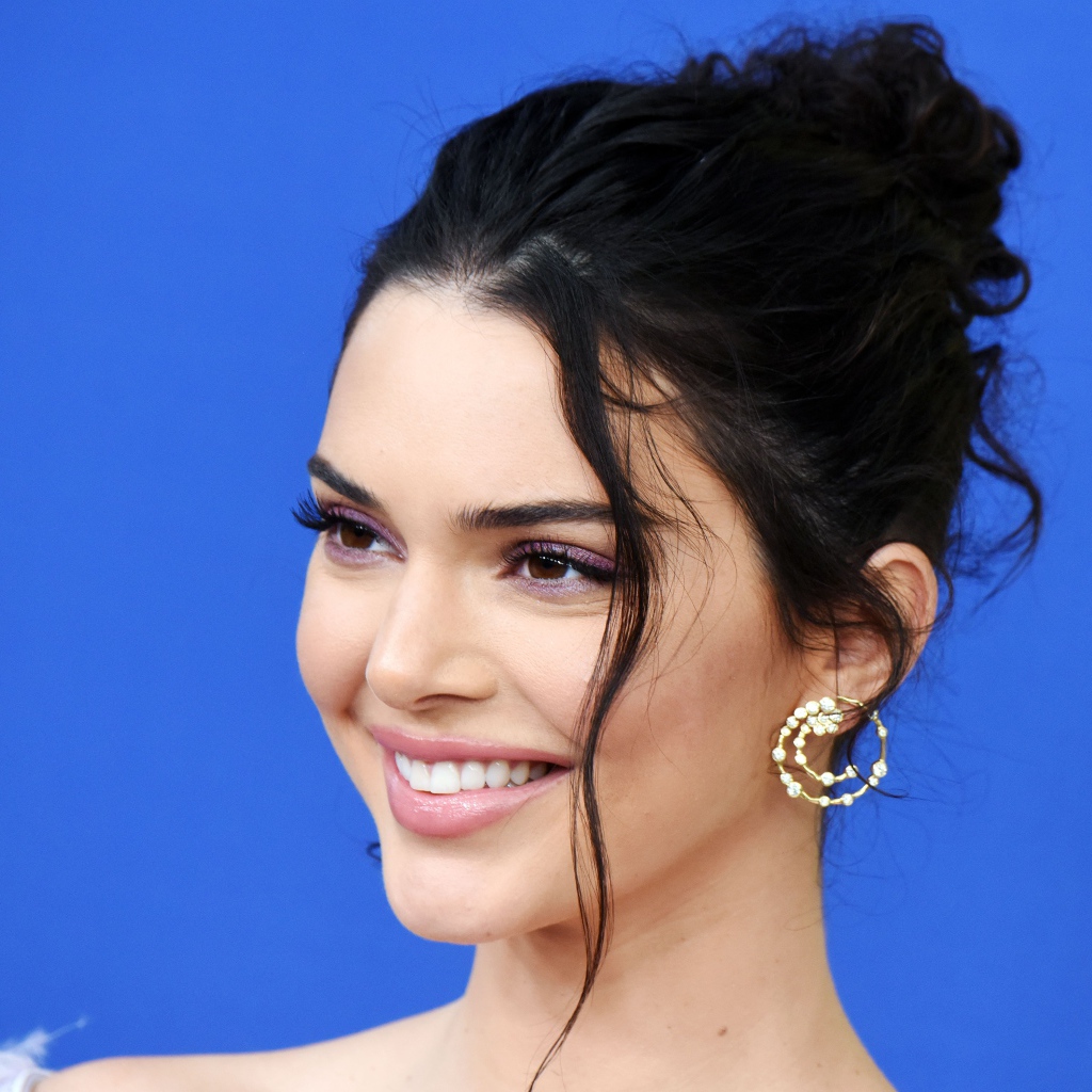 Улыбающаяся девушка модель Кендалл Дженнер 