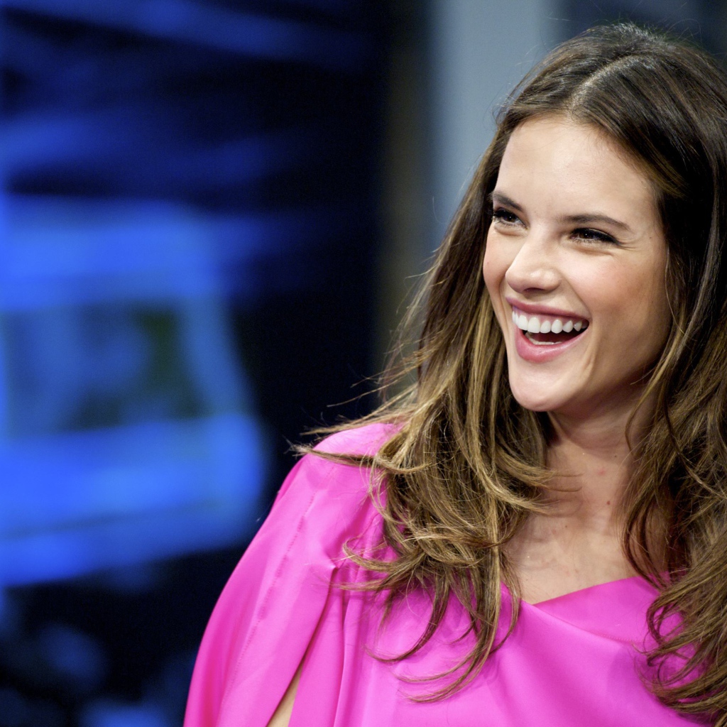 Улыбающаяся девушка супермодель Алессандра Амбросио