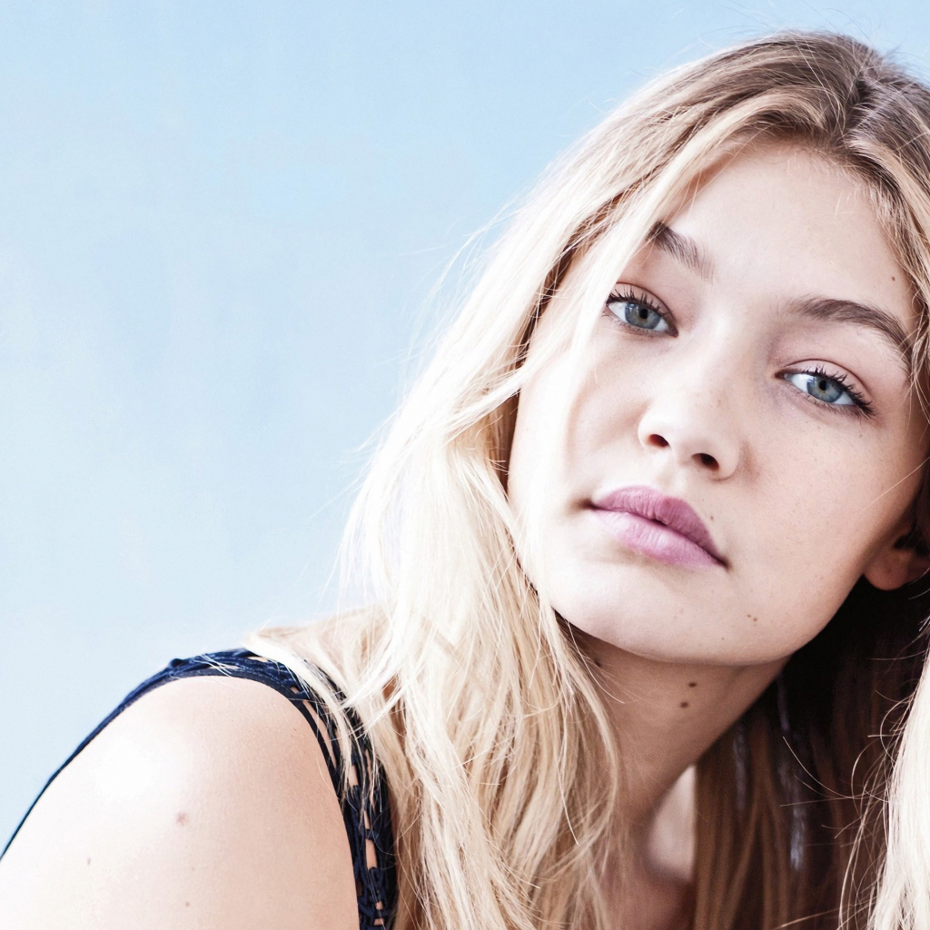 Молодая блондинка, модель Джиджи Хадид на сером фоне