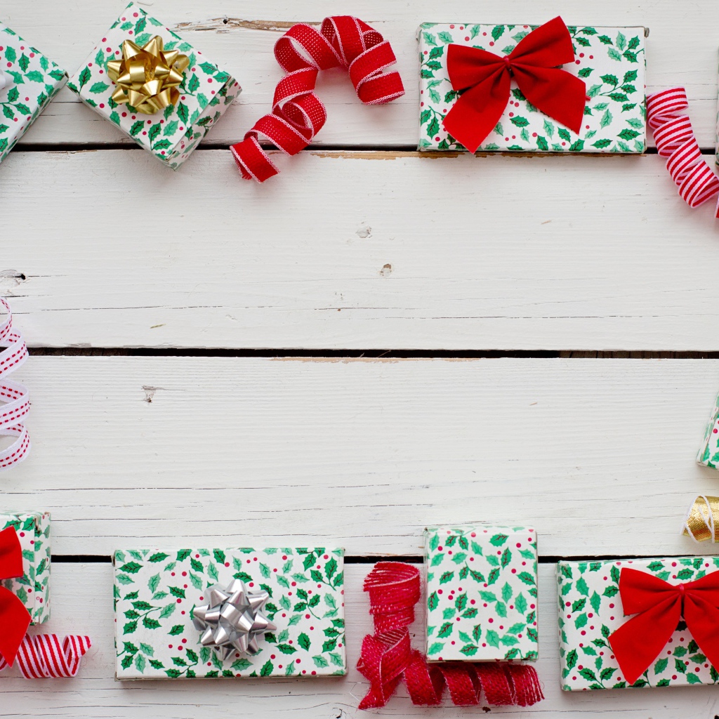 Много разных подарков с бантами на деревянном фоне, шаблон для открытки 