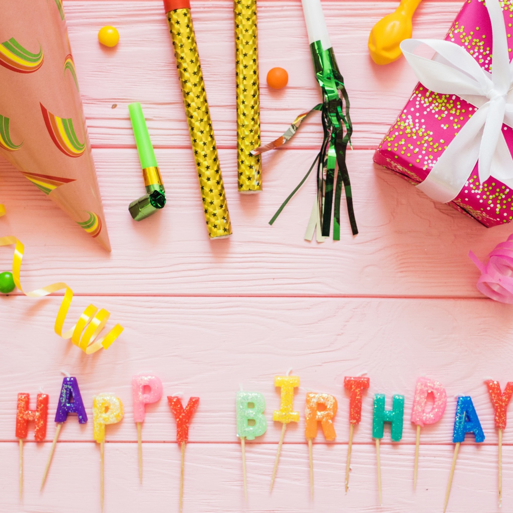 Декор и подарок на день рождения на розовом фоне