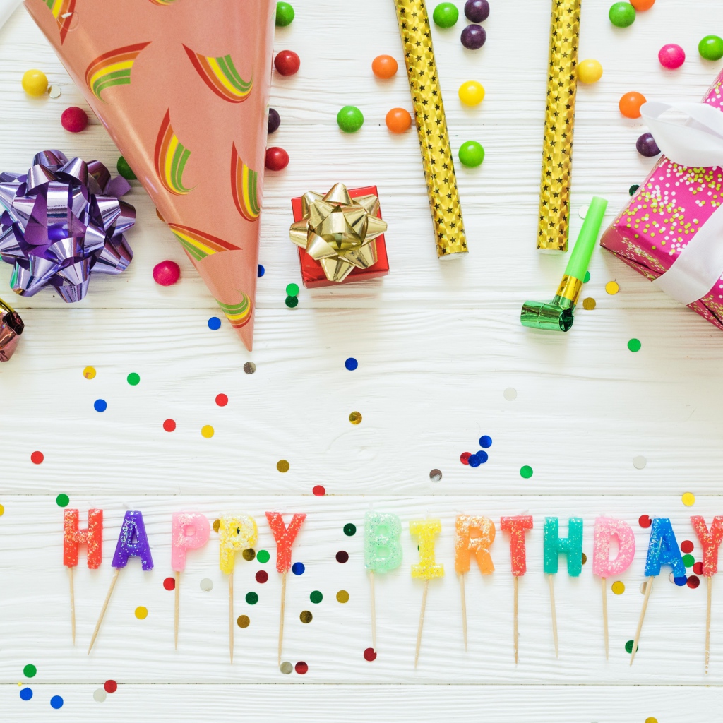 Надпись с Днем рождения на столе с подарками и украшениями