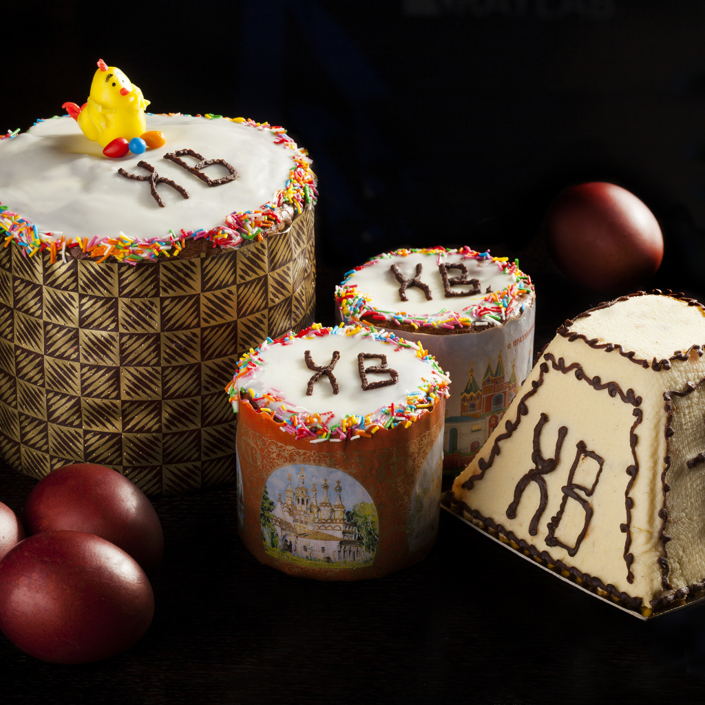 Красивые куличи и крашеные яйца на черном фоне на праздник Пасха