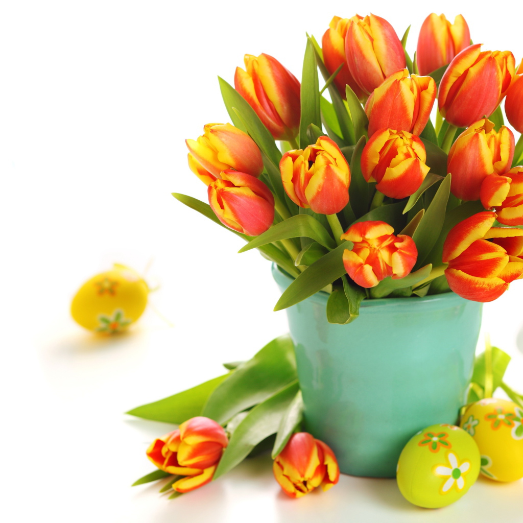 Букет оранжевых тюльпанов с пасхальными яйцами на праздник Пасха 