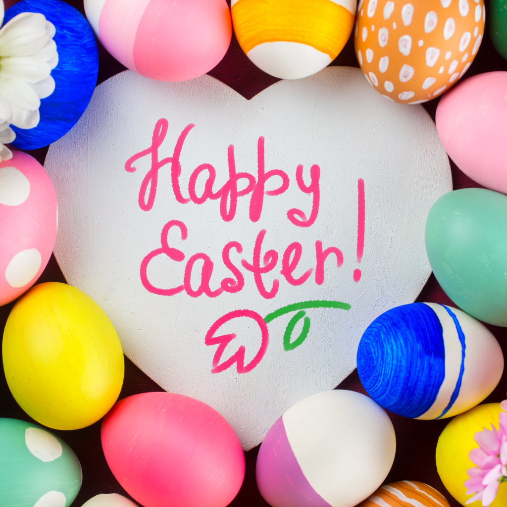 Разноцветные крашеные яйца с надписью Happy Easter