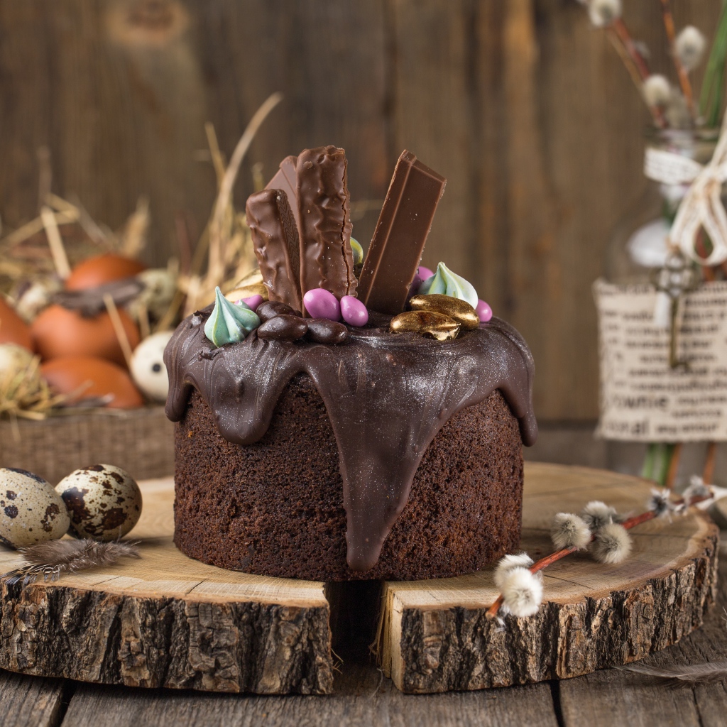 Пасхальный кулич с шоколадной глазурью и сладостями на праздник Пасха