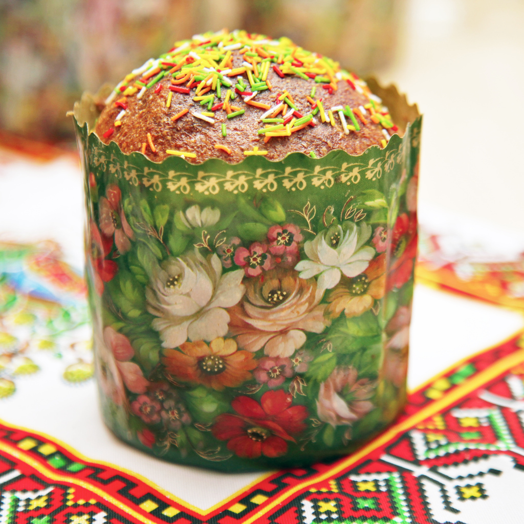 Кулич с посыпкой на Великий праздник Пасха