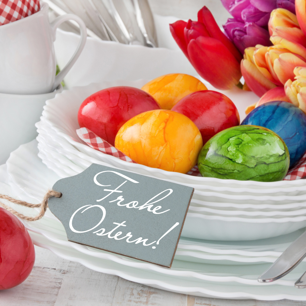 Пасхальные яйца с надписью Счастливой Пасхи на немецком языке