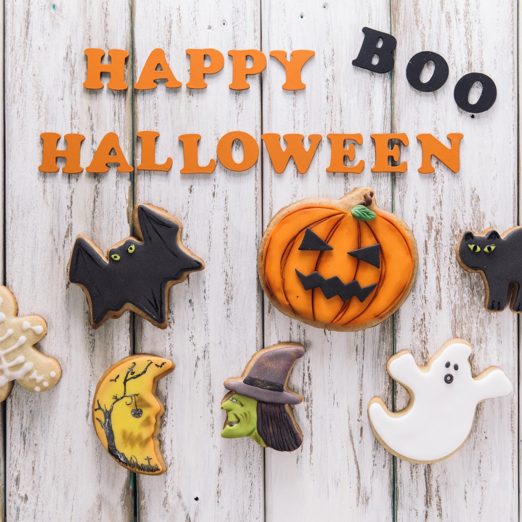 Печенье и надпись на деревянном столе на Хэллоуин 