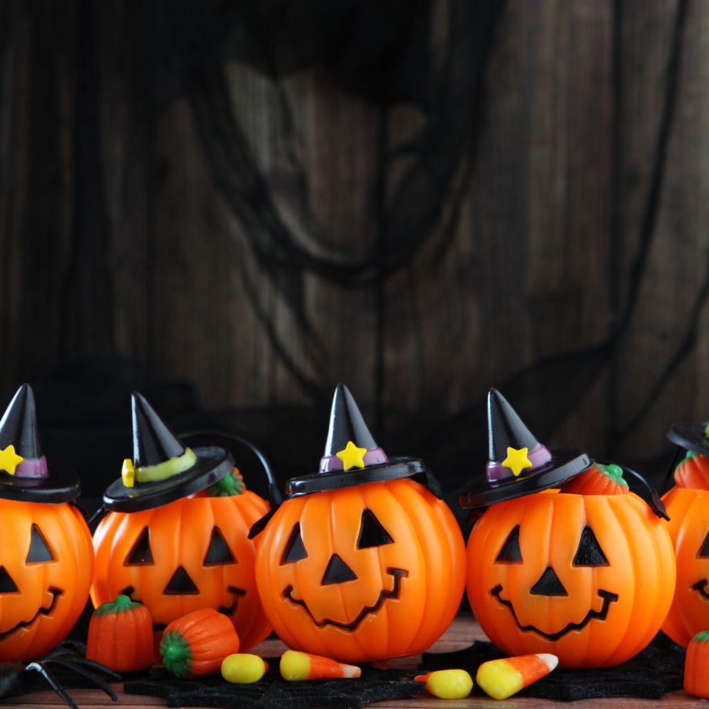 Забавные тыквы в черных шляпах на праздник Хэллоуин 