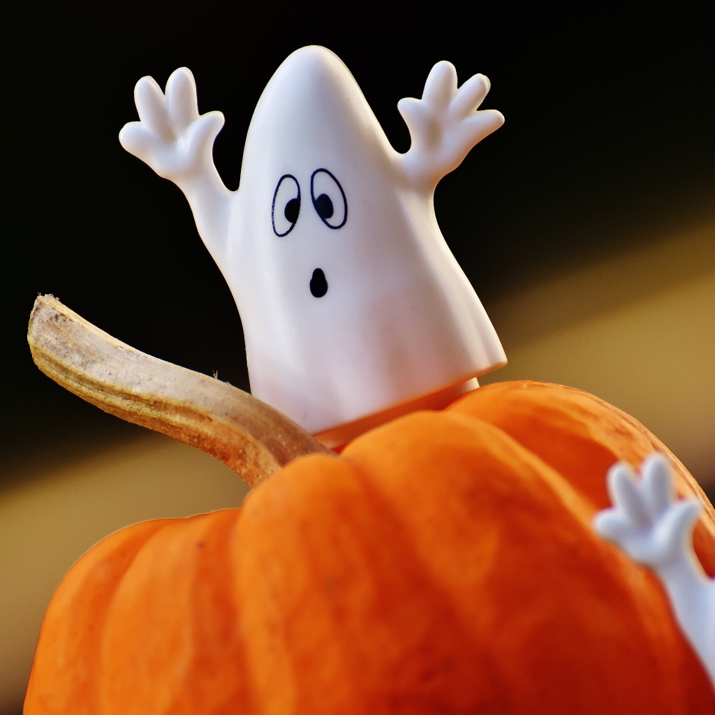 Игрушечные призраки на тыкве на Хэллоуин 