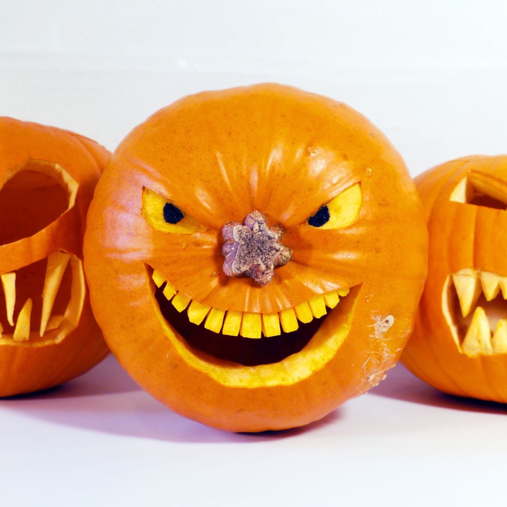 Зловещие тыквы на белом фоне на Хэллоуин 