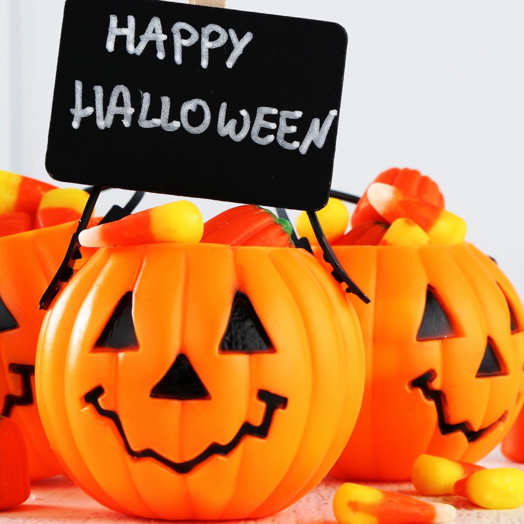 Тыквы со сладостями с надписью Счастливого Хэллоуина