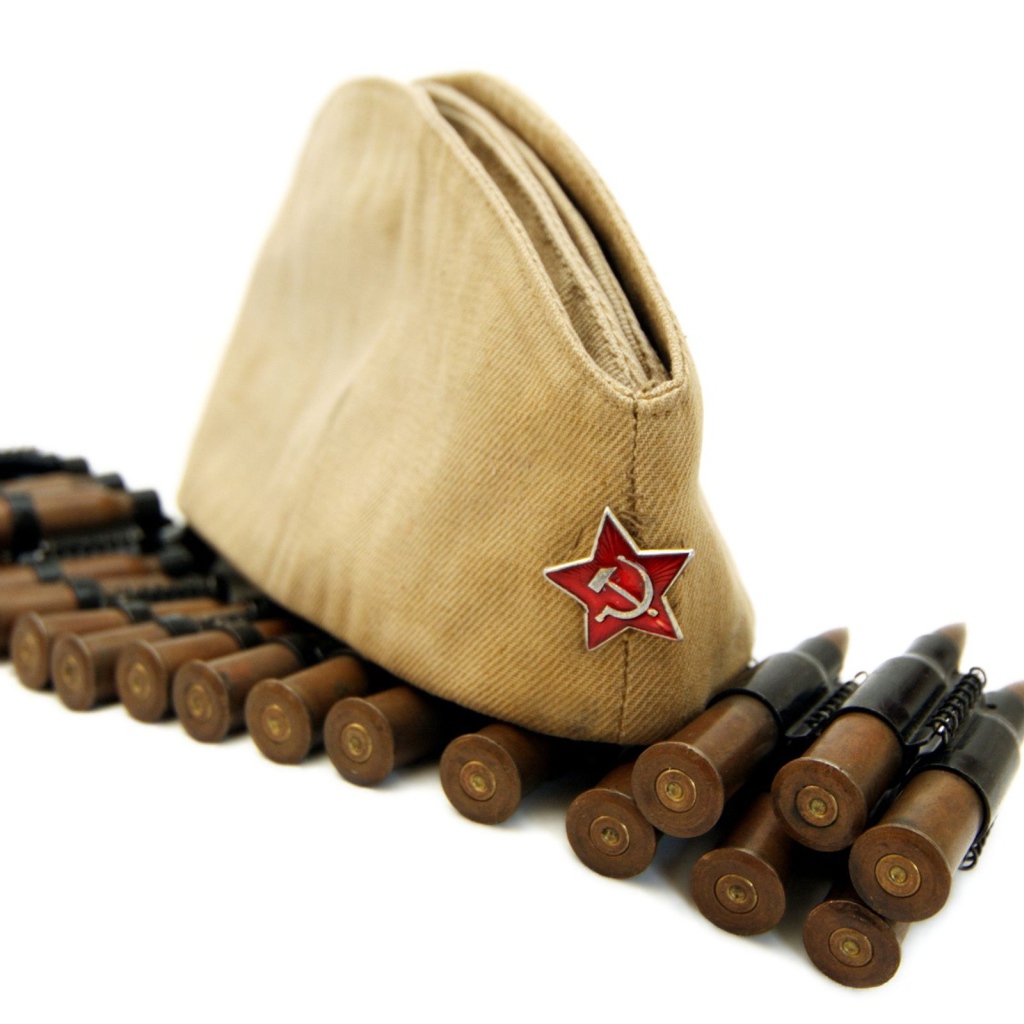 Военная пилотка с красной звездой с патронами на белом фоне