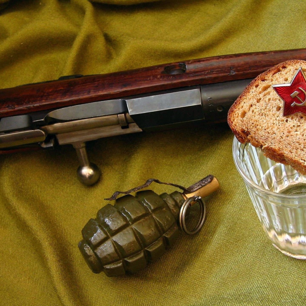 Граната, рюмка водки с куском хлеба и звезда на 9 мая 