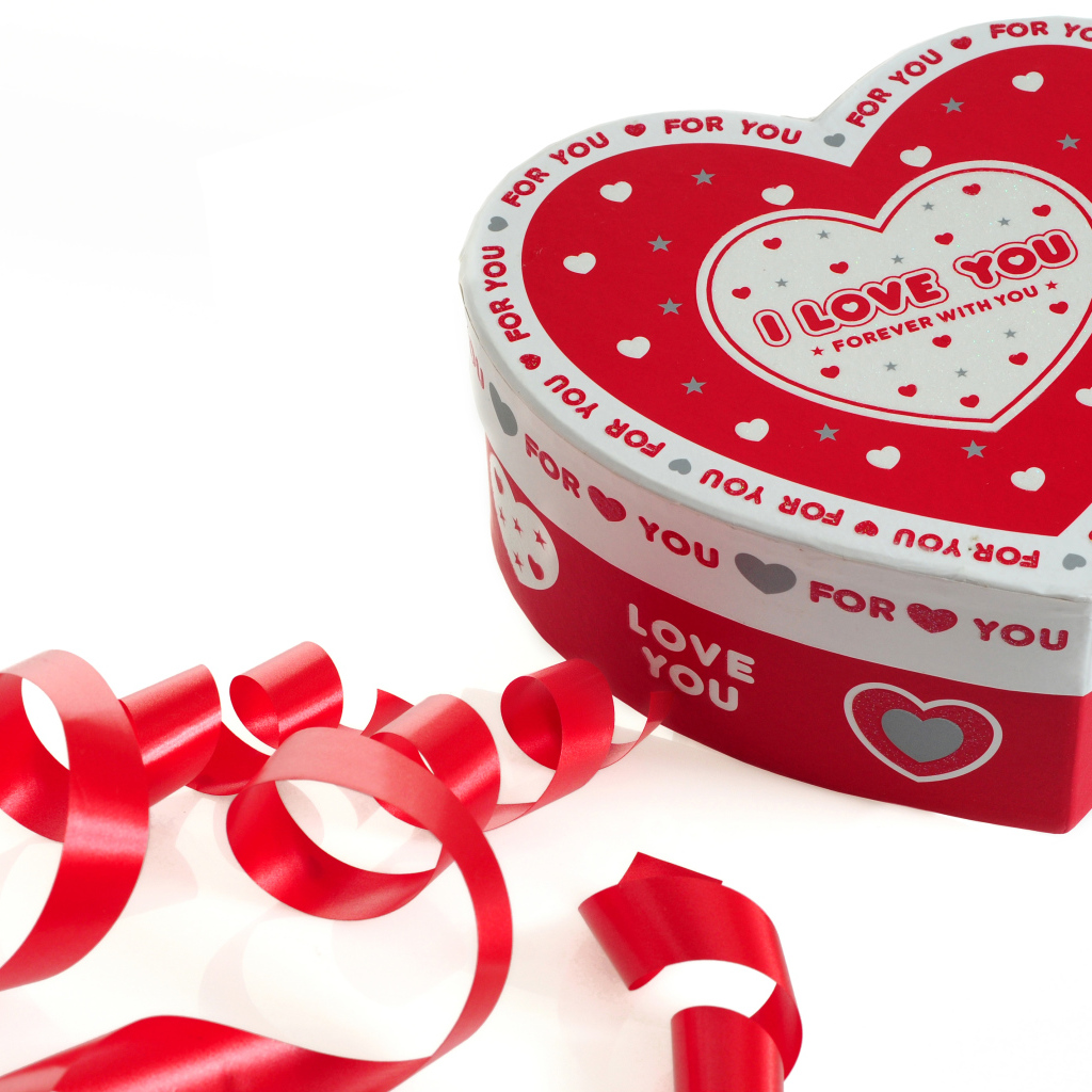 Красивая коробка в форме сердца на белом фоне с красной лентой