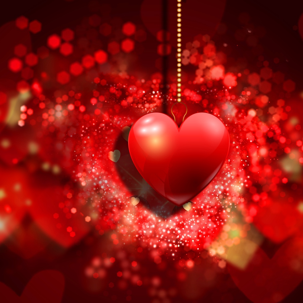 Красивое красное сердце на цепочке