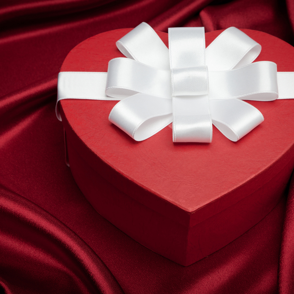 Большая красивая красная коробка в форме сердца с белым бантом