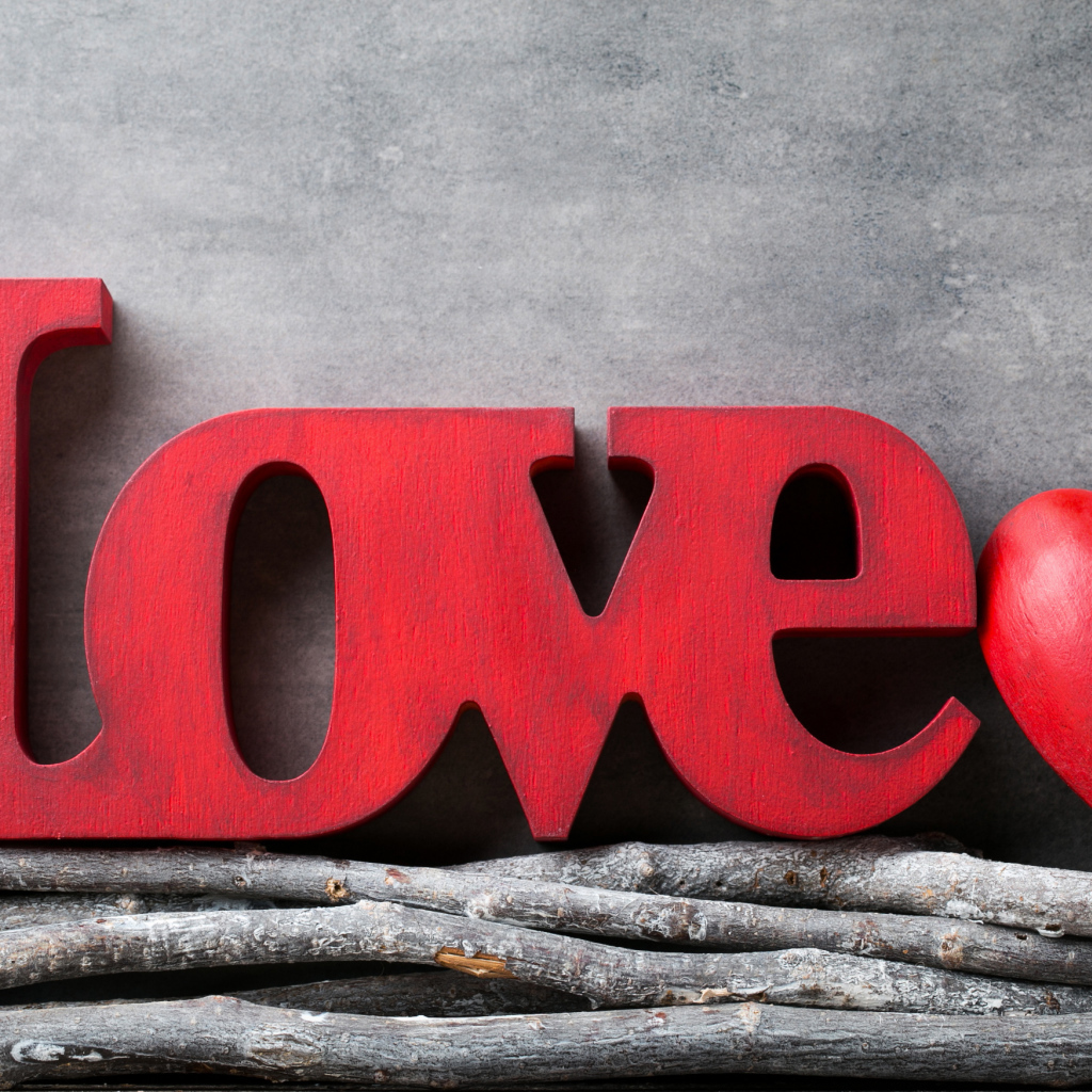 Большая надпись любовь на английском на фоне серой стены 