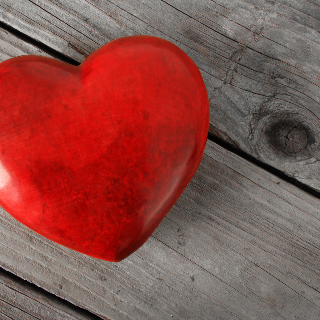 Большое красное сердце на деревянном столе