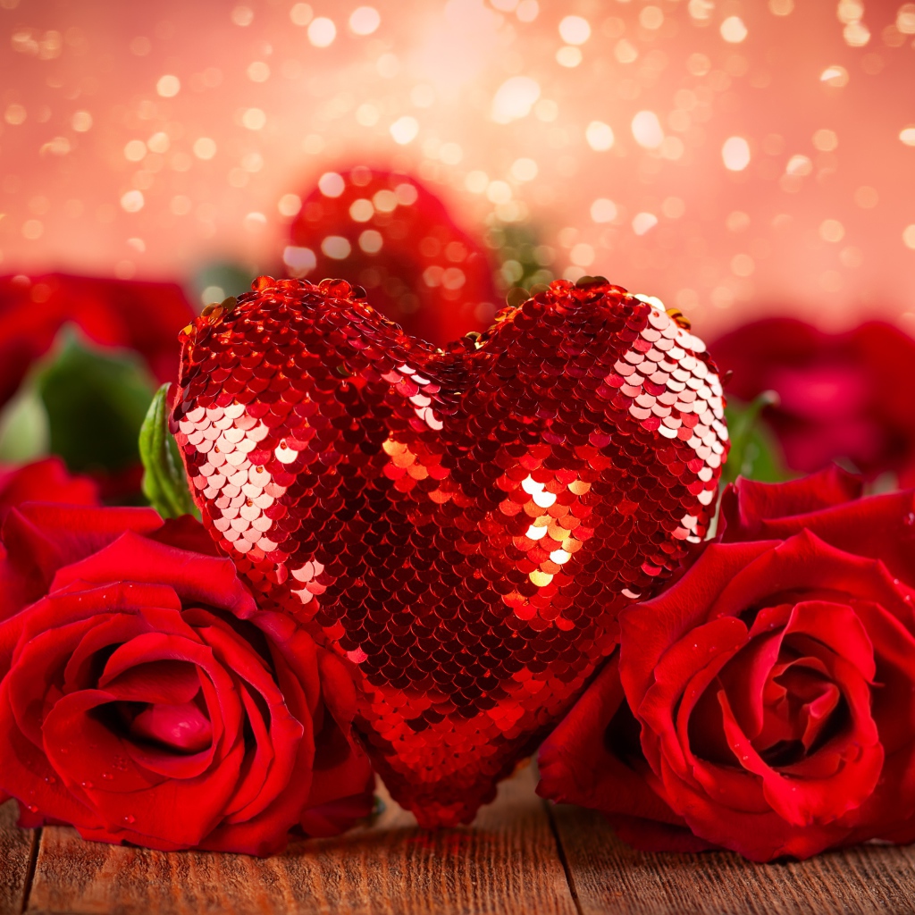 Большое красное блестящее сердце с букетом роз 