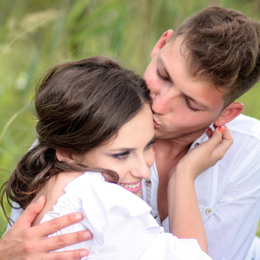 Влюбленный парень целует девушку 