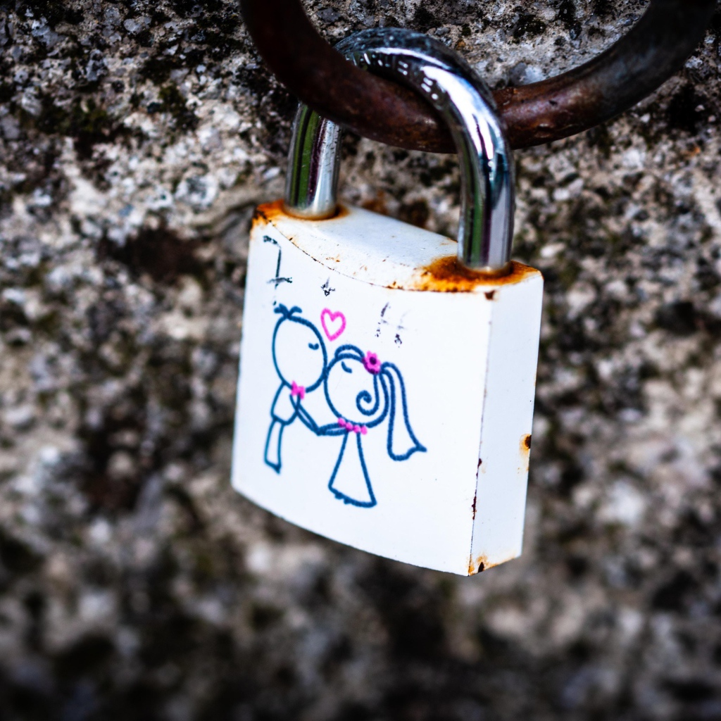 Замок влюбленных у стены 