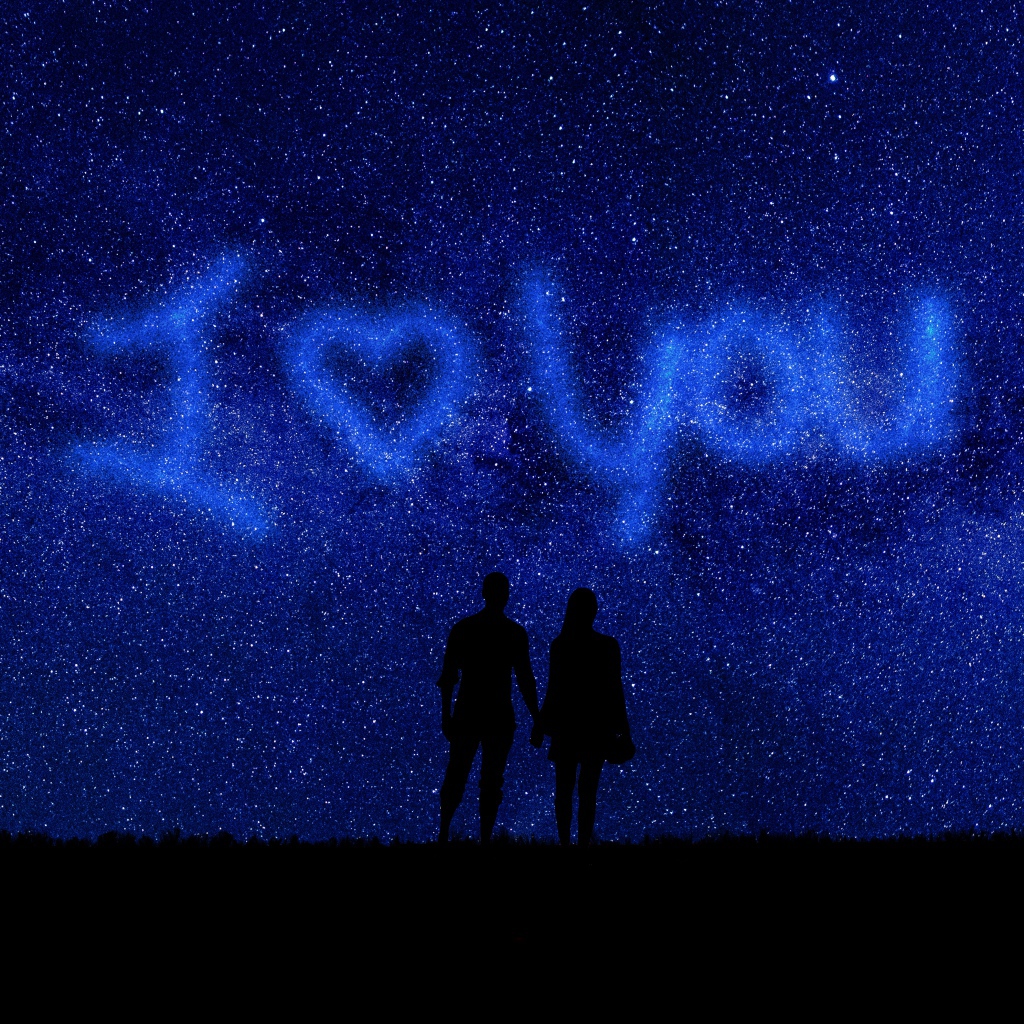 Влюбленная пара на фоне неба с надписью я тебя люблю 
