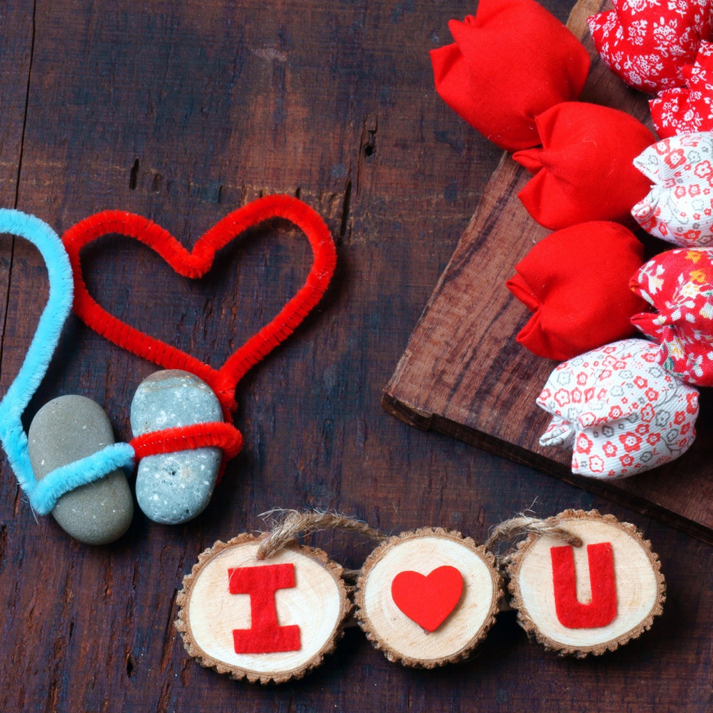 Тюльпаны из ткани и два сердца на столе