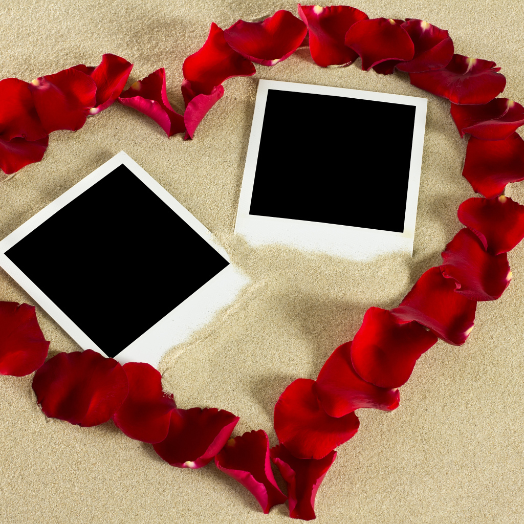 Сердце из лепестков роз на песке с шаблонами для фото 