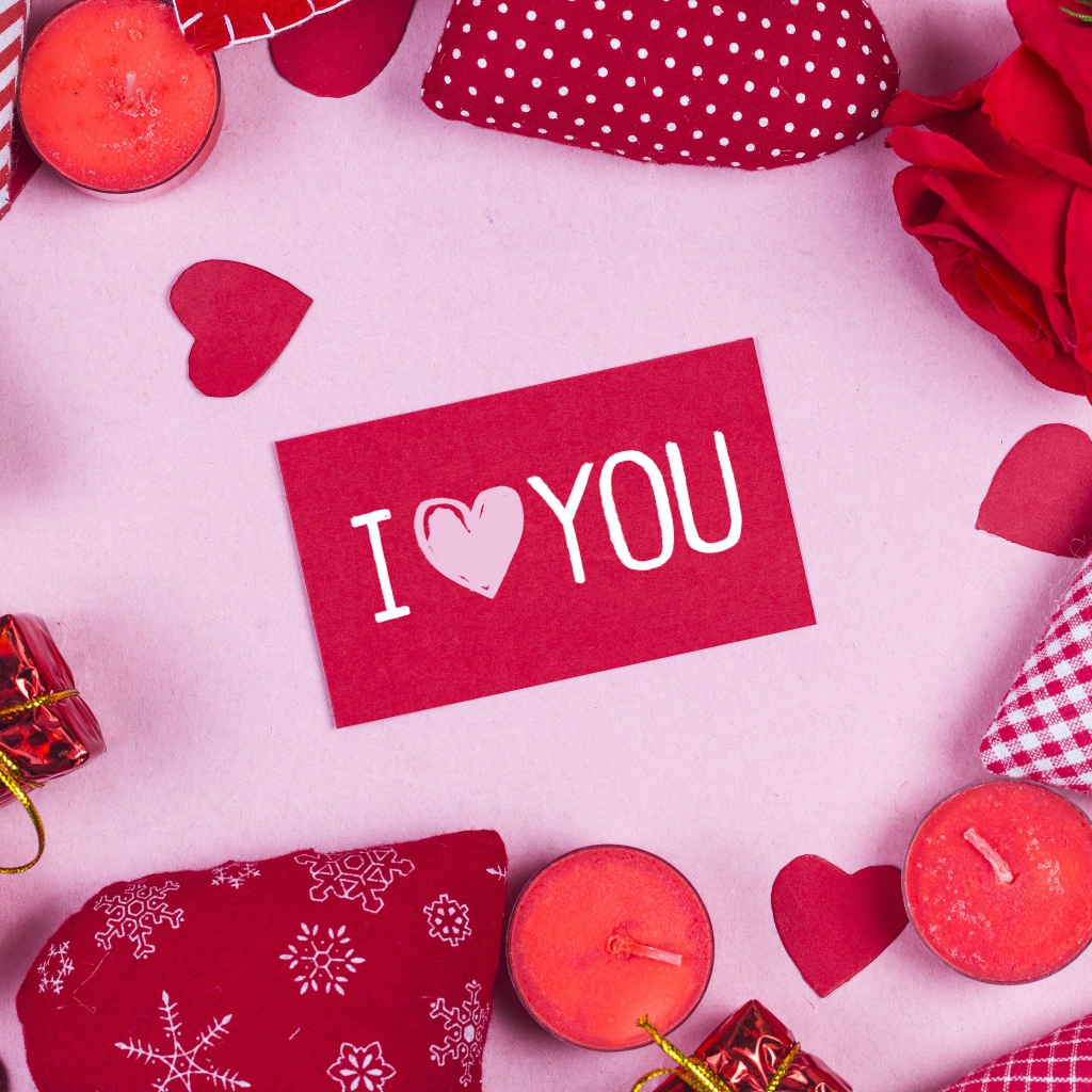 Сердечки, свечи и роза вокруг надписи Я тебя люблю 
