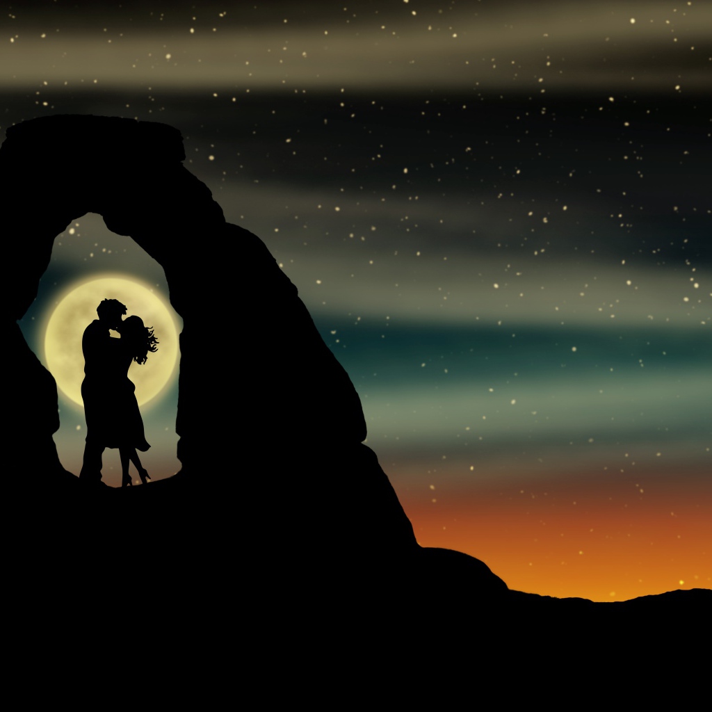 Поцелуй влюбленной пары в горах на фоне луны