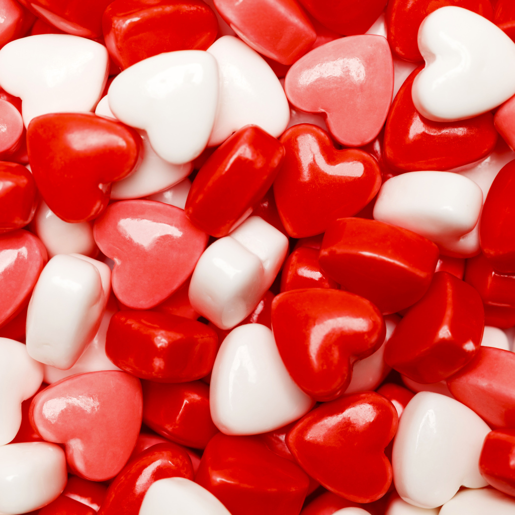 Много разноцветных конфет в форме сердца крупным планом