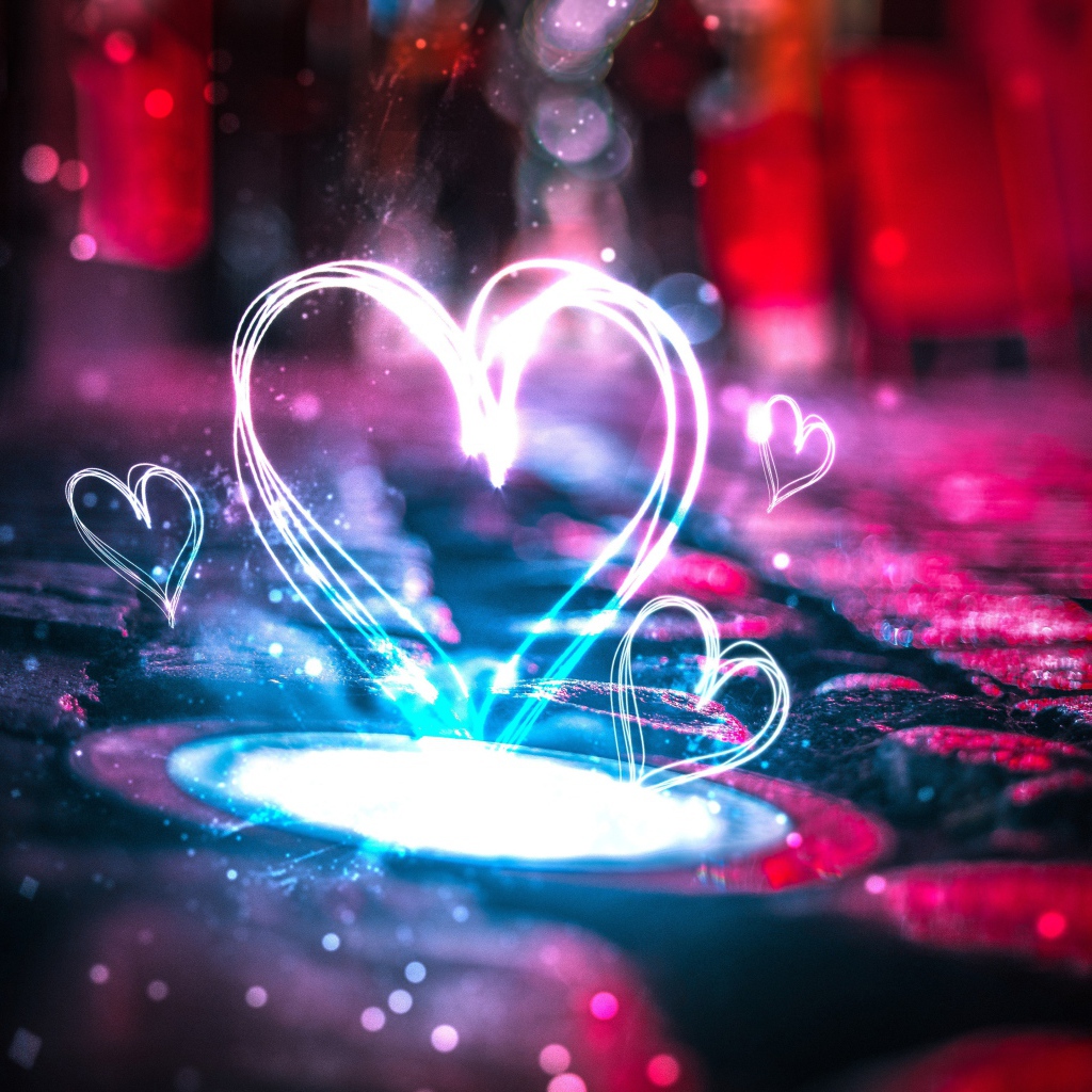 Неоновое сердце на дороге