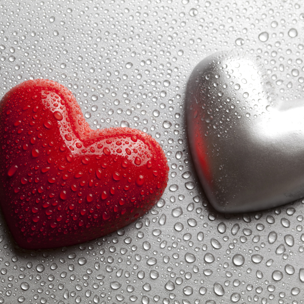 Красное и серое сердце на сером фоне в каплях воды